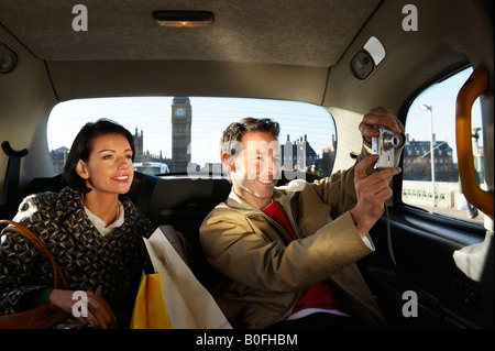 Paar in London taxi, Big Ben im Blick Stockfoto