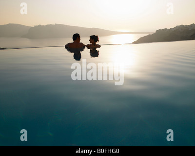 Paar im Schwimmbad, Sonnenuntergang Stockfoto