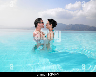 Paar im Schwimmbad Stockfoto