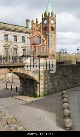 STADTMAUER UND GUILDHALL DERRY/LONDONDERRY Stockfoto