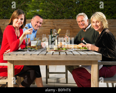 Zwei Paare im Freien zu essen Stockfoto