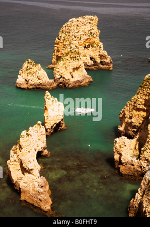 Schroffe Felsen mit Meerwasser, Portugal, Europa Stockfoto