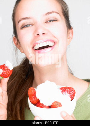 Frau, Essen Erdbeeren Stockfoto