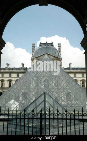 Schuss der Louvre-Pyramiden im Inneren des Museums, Blick auf die ther entnommen Stockfoto