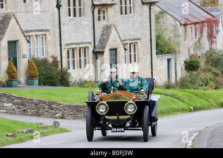 Oldtimer fährt durch Windrush Dorf auf einem Veteran Car Club Rallye Tag Gloucestershire Vereinigtes Königreich Stockfoto