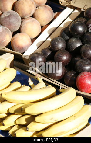 Auswahl der Früchte für den Verkauf auf Marktstand in Sonne Stockfoto