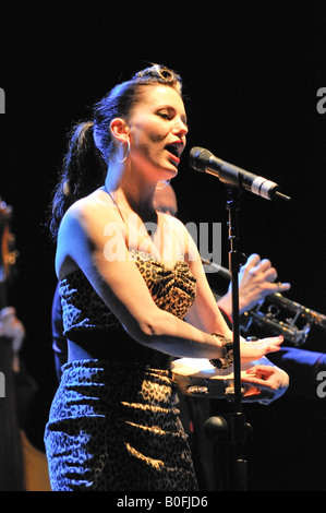 Imelda May in Konzert im englischen Cheltenham Jazz Festival Stockfoto