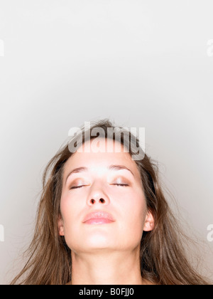 Porträt der Frau mit geschlossenen Augen Stockfoto