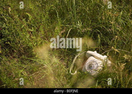 Alte Telefon lange Gras liegend Stockfoto