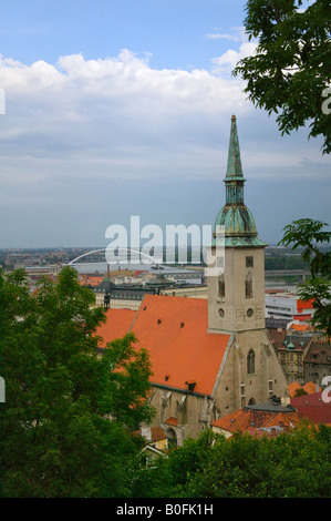 Altstadt dominiert von St.-Martins Kathedrale Hängebrücke über die Donau in der Ferne Bratislava Slowakei Stockfoto