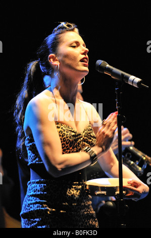 Imelda May in Konzert im englischen Cheltenham Jazz Festival Stockfoto