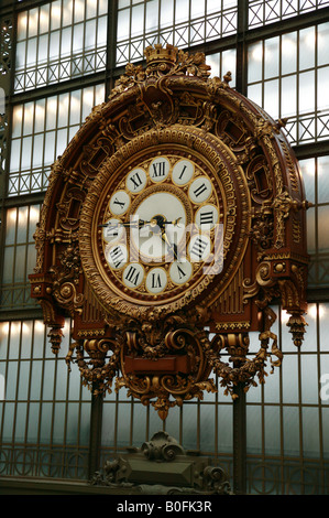 Nahaufnahme von der ehemaligen riesigen reich verzierten Bahnhofsuhr im Musée d ' Orsay Paris Frankreich Stockfoto