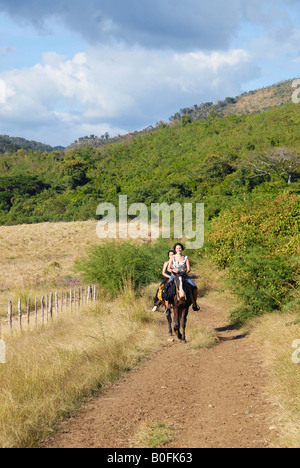 Weibliche Touristen auf dem Pferderücken Stockfoto