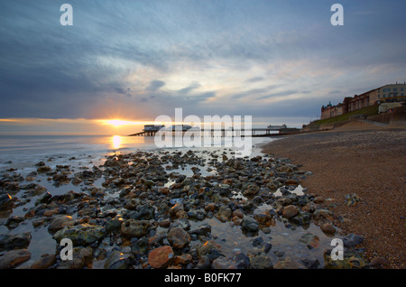 Sonnenaufgang im Badeort von Cromer an der Küste von Norfolk Stockfoto