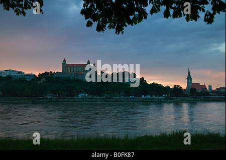 Bratislava Burg durch die Donau-Slowakei Stockfoto
