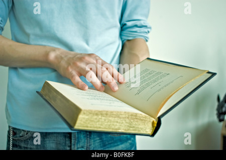 Junge asiatische Mann "Buch" "Close up" "männliche Hände" "OPEN BOOK" Stockfoto