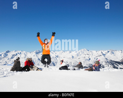 Mann springt im Schnee Stockfoto