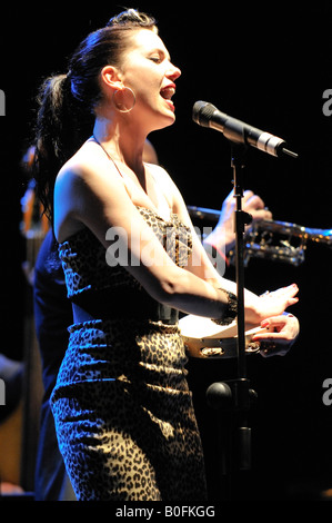 Imelda May in Konzert im englischen Cheltenham Jazz Festival Stockfoto