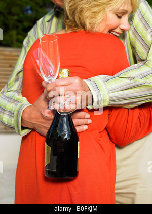 Paar, umarmen, halten Champagner Stockfoto