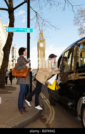 Paar mit Taxi in London, Big Ben hinter Stockfoto