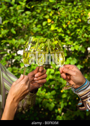 Nahaufnahme von Sektgläser berühren Stockfoto
