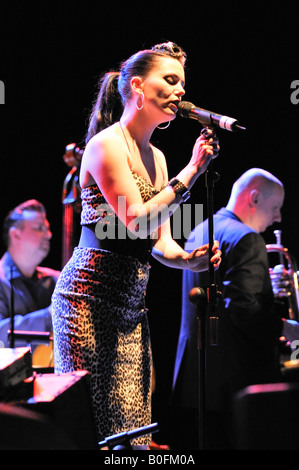 Imelda May in Konzert im englischen Cheltenham Jazz Festival Stockfoto