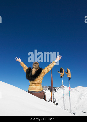 Junge Frau Skifahrer Blick auf die Berge zu bewundern Stockfoto