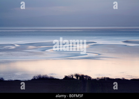 Blick über Morecambe Bay von der Halbinsel Furness in der Morgendämmerung Stockfoto