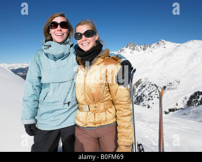 Lächelnde junge Frauen auf Berggipfel Stockfoto