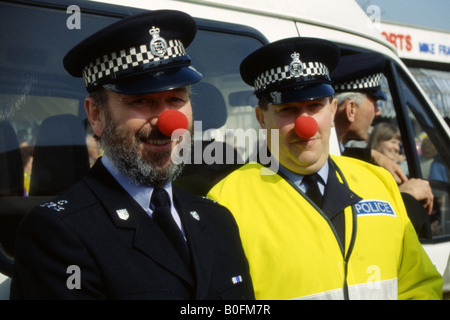 zwei Polizisten mit roten Nasen hab Spaß an den letzten Clowns Konvention Bognor Regis England uk Stockfoto