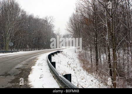 Leichtem Schneefall auf leer, ländlichen Landstraße Stockfoto