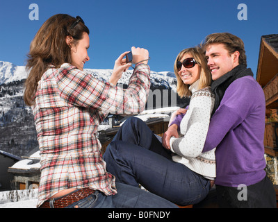 Junge Frau nehmen Foto des Paares Stockfoto