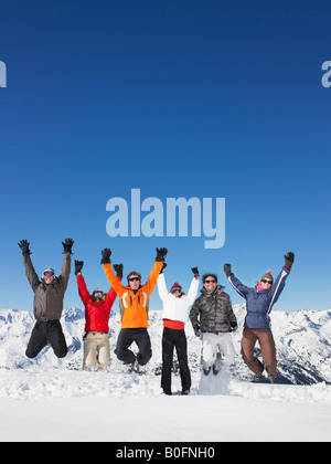 Gruppe springen im Schnee Stockfoto