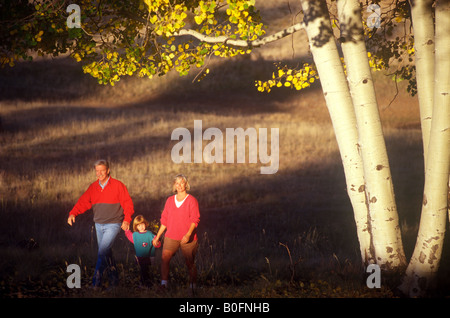 Vater und Mutter mit ihrem Kind in der Wildnis wandern. Stockfoto