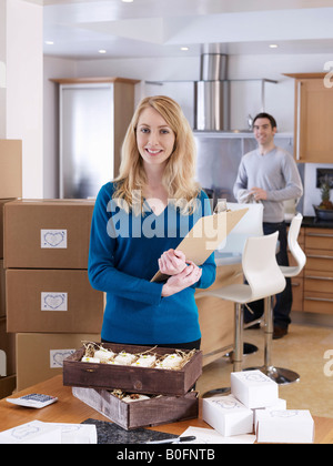 Frau und Mann in der Küche mit Boxen Stockfoto