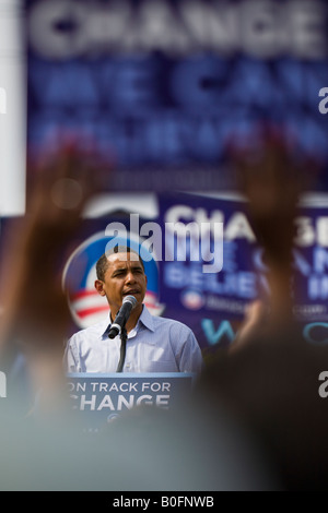 US-Präsident Barack Obama spricht mit einer Menschenmenge in Pennsylvania bei den Präsidentschaftswahlen 2008. Stockfoto