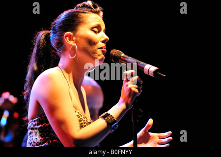 Imelda May in Konzert im englischen Cheltenham Jazz Festival Stockfoto