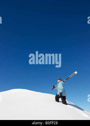 Skifahrer-Kletterberg Stockfoto