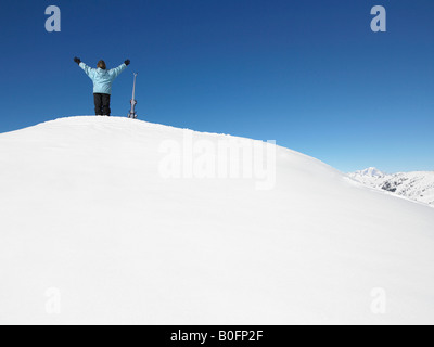 Skifahrer, Blick auf die Berge zu bewundern Stockfoto