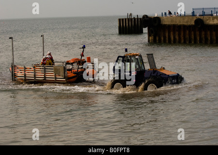 RNLI-Rettungsboot aus dem Wasser auf Anhänger in Whitstable Kent England Großbritannien geschleppt Stockfoto