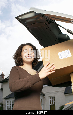 Frau-laden-Boxen Stockfoto