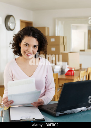 Frau Sortierung Geschäftspapiere Stockfoto