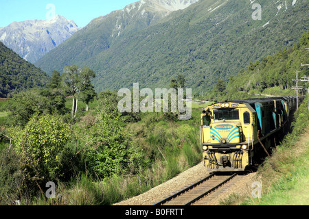 Trainieren Sie auf dem richtigen Weg in der Nähe von Otira in Arthurs Pass Nationalpark Neuseeland Südinsel Stockfoto