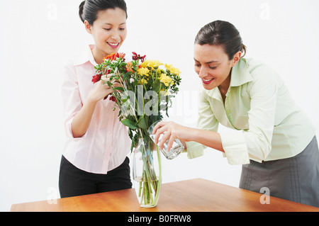 Zwei Frau Bewässerung Blumen Stockfoto