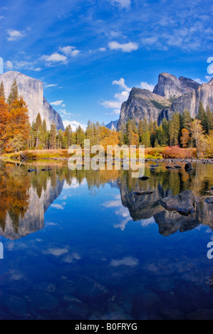 Merced River vor Toren des Valley Yosemite Nationalpark Kalifornien Stockfoto