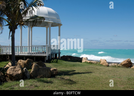 eine Seenlandschaft mit einem Sommerhaus Stockfoto