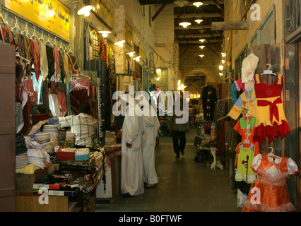 Kleidung-Stände auf dem Souq Waqif Markt in Doha, Katar. Stockfoto