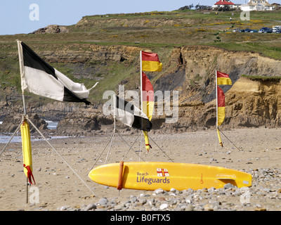 Rettungsschwimmer Fahnen, Surfer und Schwimmer Bereiche am Strand zeigen. Stockfoto