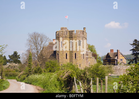 Craven Arms Shropshire West Midlands England UK Stokesay Schloss aus dem 13. Jahrhundert befestigtes Herrenhaus außen neben ländlichen country lane Stockfoto