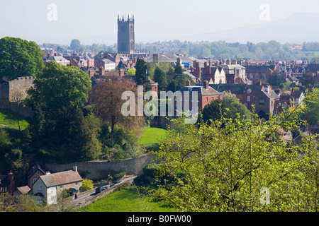 Übersicht der Altstadt Gebäude mit St Laurence's Church Tower. Ludlow Shropshire West Midlands England Großbritannien Großbritannien Stockfoto